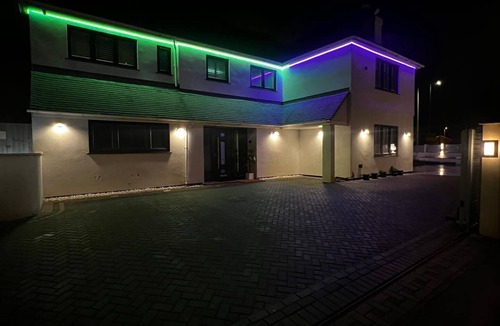 Rushmoor District House | House - Sleeps 16, Parking, Pets Allowed & Jacuzzi