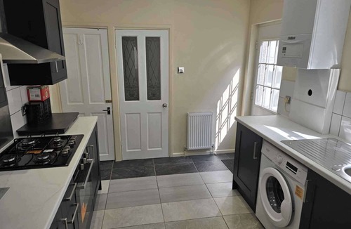 Cann Hall House | House Sleeps 8 - Garden - Short Walk to Station