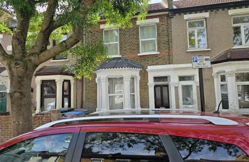 Cann Hall House | House Sleeps 8 - Garden - Short Walk to Station