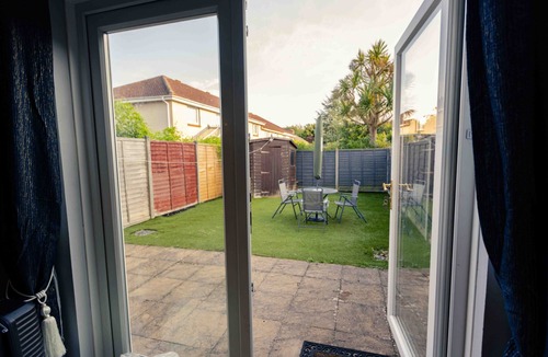 Andover House | House - Sleeps 8 - Pet friendly - Garden - Parking