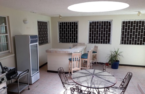 Gibbs Bay House | House, Splash Pool, 2 minutes walk from the Mullins beach.