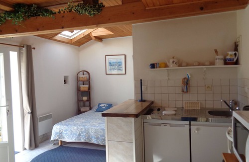 Saint-Brevin-l'Ocean Apartment | House studio with CHRE Annex on fenced garden, arborr