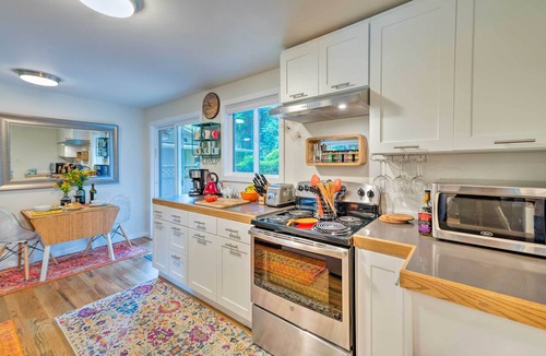 Clinton Cottage | House w/Deck on Whidbey Island, 1 Mi from Shore!