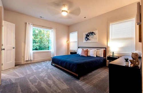 Sugar Creek House | House w/ Spacious Floorplan across from park!