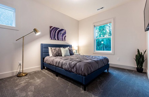 Sugar Creek House | House w/ Spacious Floorplan across from park!