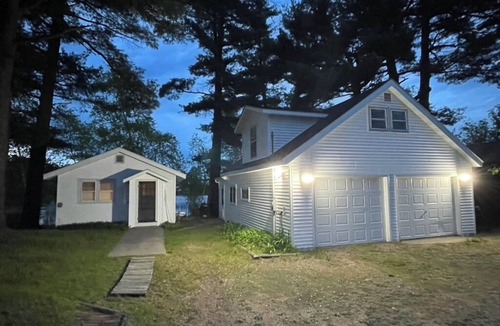 Tomahawk House | House with 2 cabins on Lake Mohawksin in Tomahawk in town with access to all!