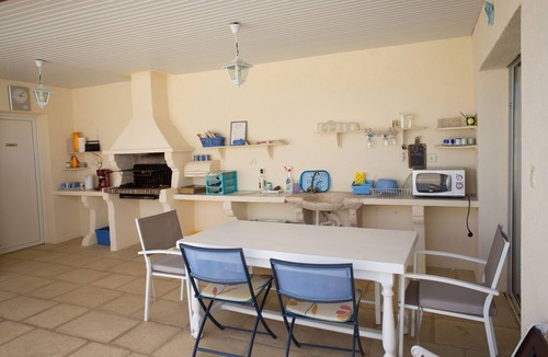 Loubers Villa | House with all mod cons, covered and shared pool - quiet and green setting