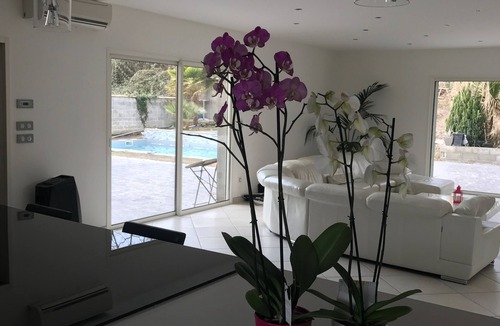 La Brede House | House with heated pool