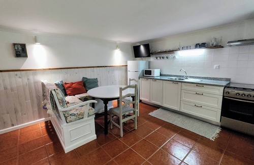 Rates Cottage | House with internet, shared pool and tennis court!