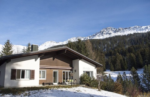 Valbella Apartment | House with mountain views & a sun terrace