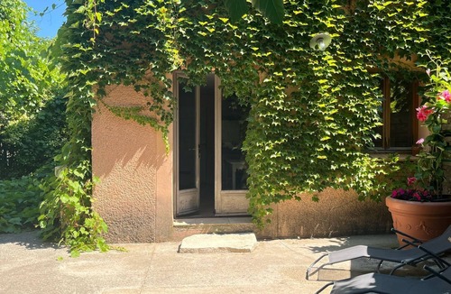 Cadenet Villa | House with private garden & parking in a plant nursery