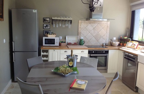 Nans-les-Pins Cottage | House-workshop on 2 ha wooded property private pool and jacuzzi