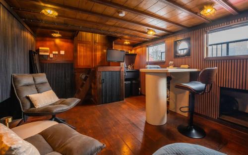 Amsterdam City Centre House | Houseboat-Amsterdam-Classic