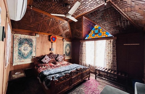 Dal Lake Boat Rental | HOUSEBOAT JAZZ