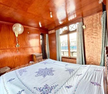 Dal Lake Hotel | Houseboat Jupiter