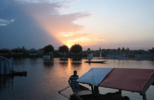 Dal Lake Cabin | Houseboat Quebec