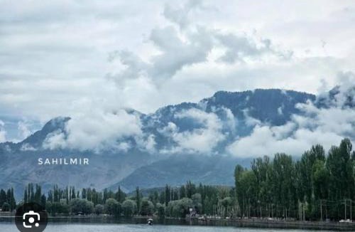 Dal Lake Hotel | houseboat star ruby snow view