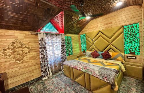 Dal Lake Hotel | Houseboat Trambak