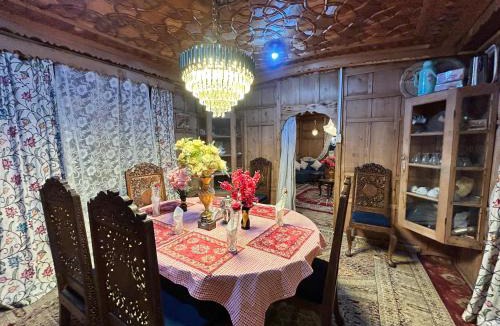 Dal Lake Hotel | Houseboat Trambak