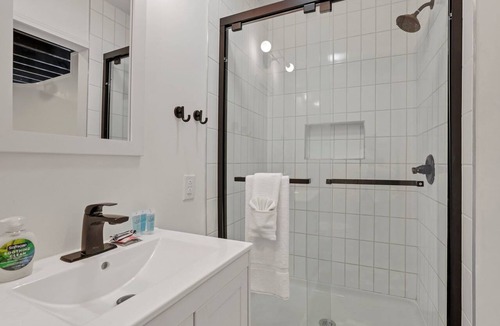 German Village Apartment | Housepitality - The City View Suite