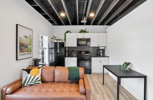 German Village Apartment | Housepitality - The City View Suite