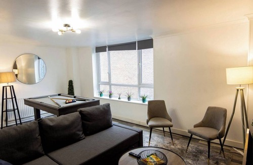 West Ham House | HouseSleep14-FreeP-Garden-Bbq-Patio-PoolTable