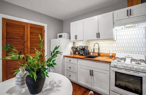 Greater East End Apartment | Houston hideaway minutes from Downtown, near top attractions with parking and easy self check-in