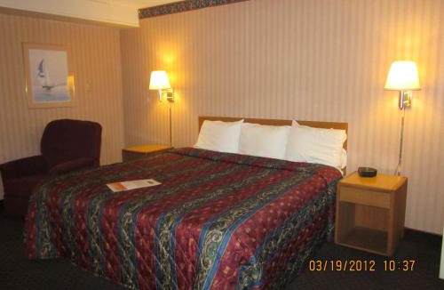 Fair Plain Hotel | Howard Johnson by Wyndham Saint Joseph Benton Harbor