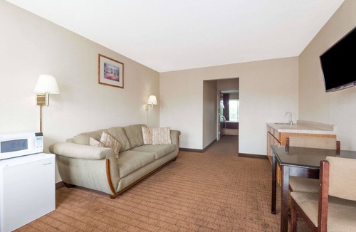 Springfield Hotel | Howard Johnson by Wyndham Springfield
