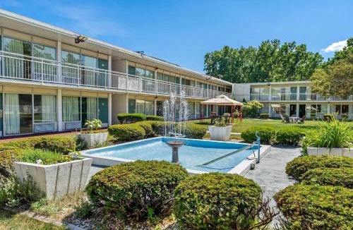Colonie Hotel | Howard Johnson by Wyndham Albany