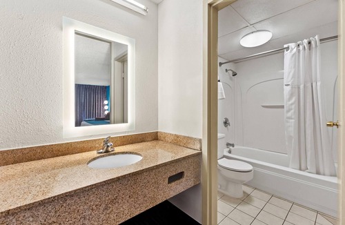 Colonie Hotel | Howard Johnson by Wyndham Albany