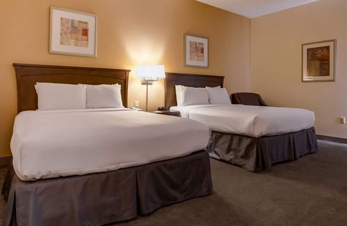 Hadley Hotel | Howard Johnson by Wyndham Amherst Hadley