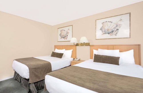 City Centre Hotel | Howard Johnson by Wyndham Downtown Kamloops