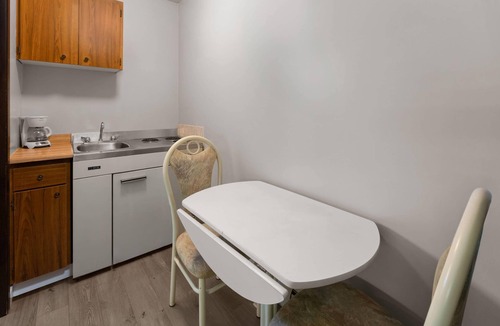 Edson Hotel | Howard Johnson by Wyndham Edson
