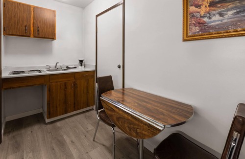 Edson Hotel | Howard Johnson by Wyndham Edson