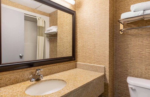 Gillette Hotel | Howard Johnson by Wyndham Gillette