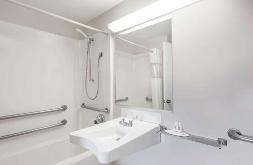 Lenox Hotel | Howard Johnson by Wyndham Lenox
