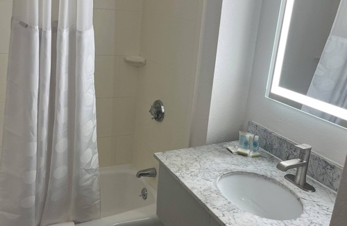 Malden Hotel | Howard Johnson by Wyndham Malden Boston Area