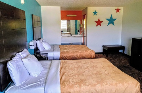 Branson Theater District Hotel | Howard Johnson by Wyndham Branson Theatre District