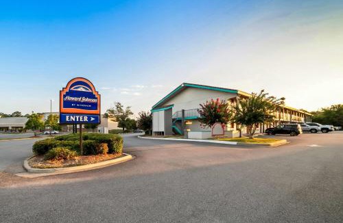 Columbus Hotel | Howard Johnson by Wyndham Columbus Fort Moore