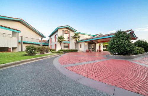 Columbus Hotel | Howard Johnson by Wyndham Columbus Fort Moore