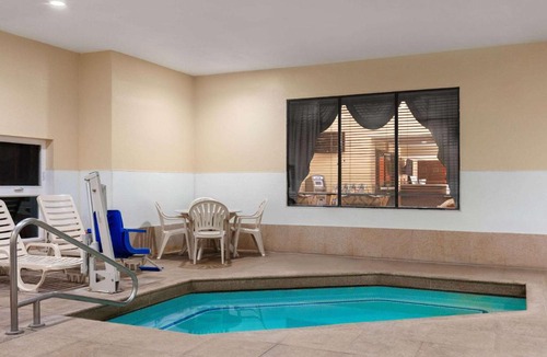 Williams Hotel | Howard Johnson by Wyndham Williams