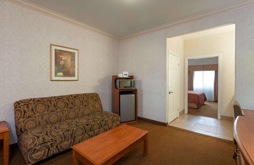 El Rancho Hotel | Howard Johnson Hotel & Suites by Wyndham Pico Rivera