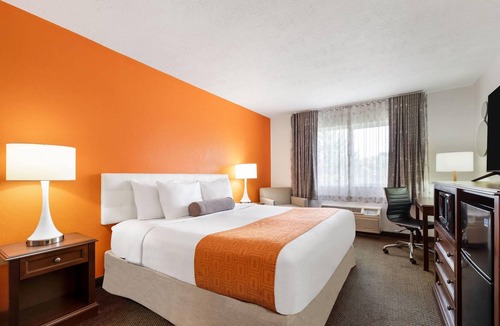 Oacoma Hotel | Howard Johnson Hotel & Suites by Wyndham Oacoma