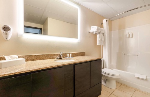 Oacoma Hotel | Howard Johnson Hotel & Suites by Wyndham Oacoma