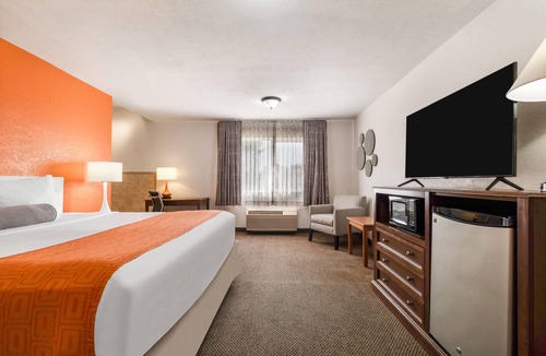 Oacoma Hotel | Howard Johnson Hotel & Suites by Wyndham Oacoma