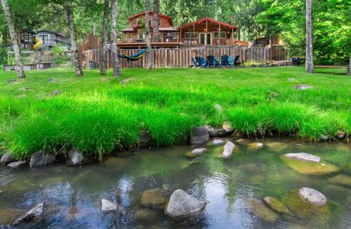 Marmot House | Howard's Hideaway Riverfront Pet Friendly Cabin
