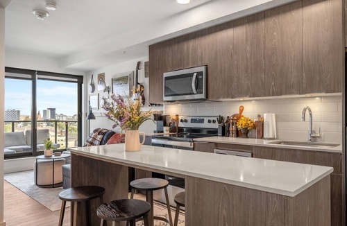 Crescent Heights Apartment | Howdy! 1BR Western Theme w Rooftop Patio & AC