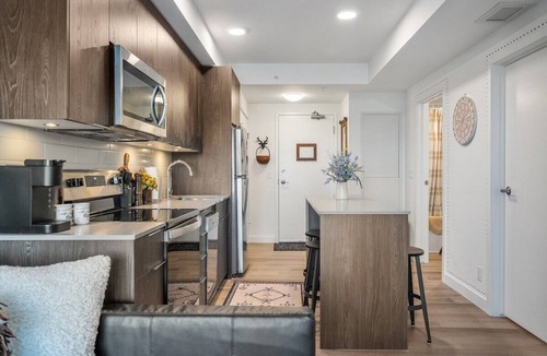 Crescent Heights Apartment | Howdy! 1BR Western Theme w Rooftop Patio & AC