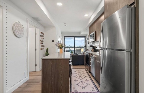Crescent Heights Apartment | Howdy! 1BR Western Theme w Rooftop Patio & AC